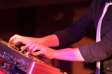 Konser gerçekleştirmek klavye oyuncu görünümünü yakın çekim