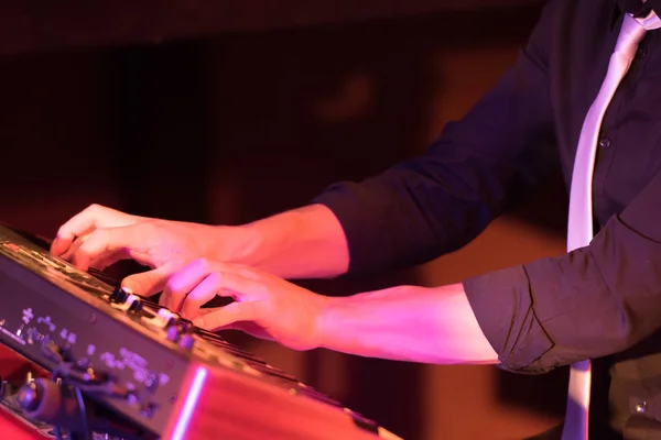 コンサートで実行するキーボード奏者のクローズ アップ ビュー — ストック写真