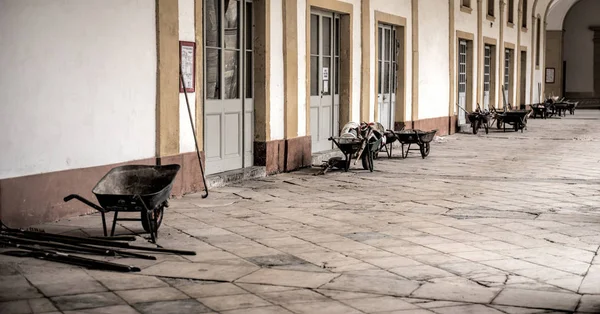 Wheelbarrows Rows Building Wall — Stock Photo, Image