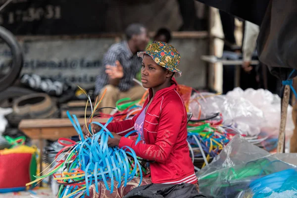 Afrikaanse Vrouw Doen Mand Weven Markt — Stockfoto
