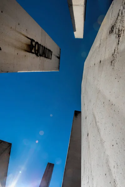 Mavi Gökyüzü Arka Plan Üzerinde Beton Sütunlar — Stok fotoğraf