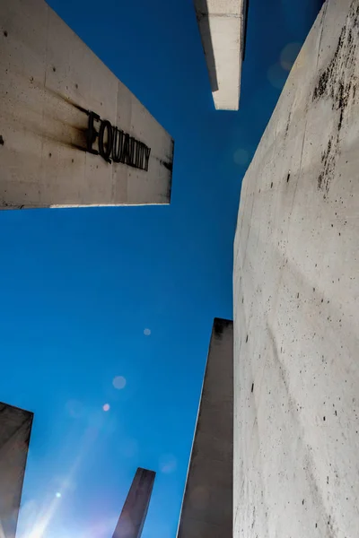 Pilares Concreto Sobre Fundo Céu Azul — Fotografia de Stock