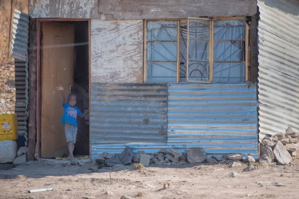 Pequeño Chico Africano Pie Junto Favela Choza —  Fotos de Stock