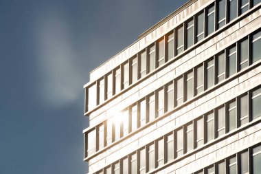 mavi gökyüzü arka plan karşı modern bina 