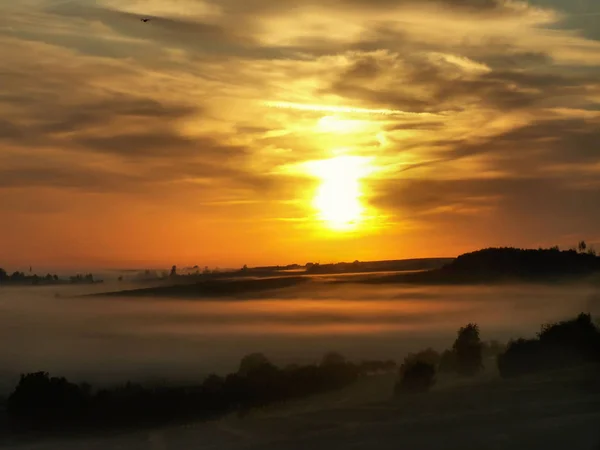 Краєвид Туманом Красивим Схід Сонця — стокове фото