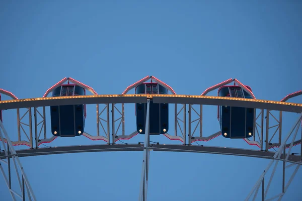 Ferris Wiel Tegen Blauwe Lucht Achtergrond — Stockfoto