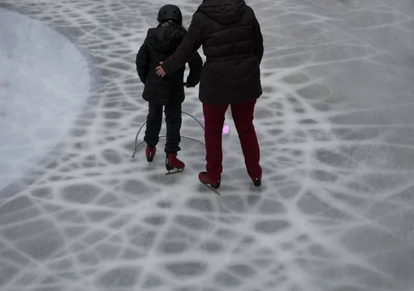 Deux Personnes Apprenant Patinage Sur Glace — Photo