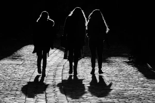 Τρία Κορίτσια Στη Σκιά Μαύρο Και Άσπρο Φωτογραφία — Φωτογραφία Αρχείου
