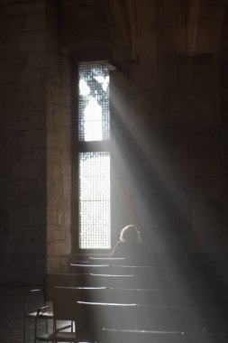 Kilisede pencereden ışık ışınlarının kadında