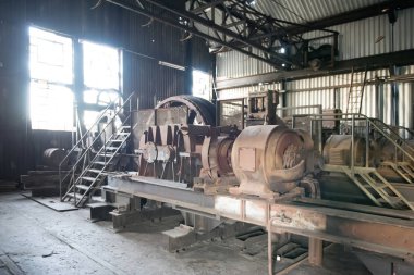 Eski fabrika iç pencere güneş ışını ile
