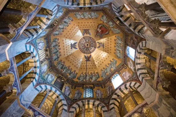 Wnętrze Katedry Aix Chapelle Niemcy — Zdjęcie stockowe