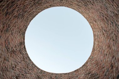 kırmızı tuğla baca aracılığıyla gökyüzünün alttan görünüm