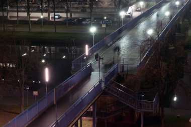 gece, uzun pozlama vurdu ışıklandırılmış yaya köprüsü