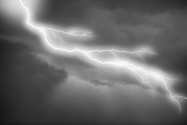 fırtına bulutları ve yıldırım kapat 