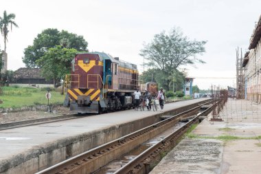 Küba'da platformda tren