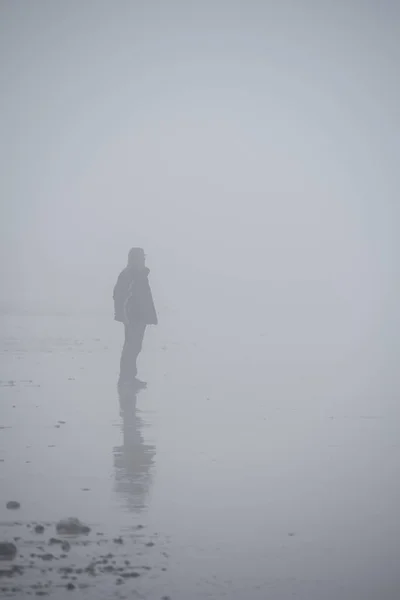 Hombre Playa Niebla —  Fotos de Stock
