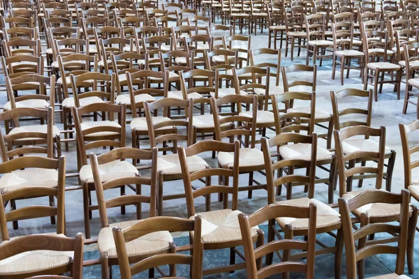 Cadeiras em uma igreja — Fotografia de Stock