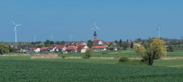 Byn och vindkraftverk — Stockfoto
