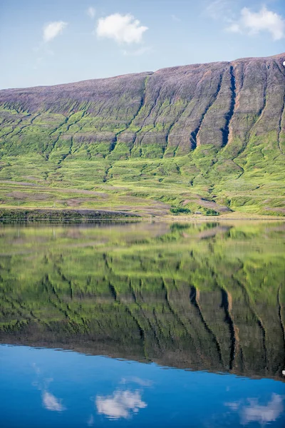 アイスランドの水の中の山の反射 — ストック写真