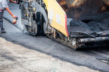 Yolda yeni bir makadam.