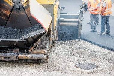 Yolda yeni bir makadam.