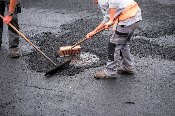 道路上のマカダム労働者は — ストック写真