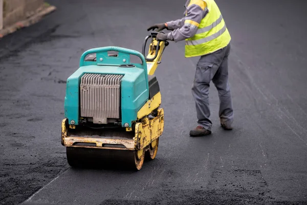 道路に新しいターマックをタップします — ストック写真