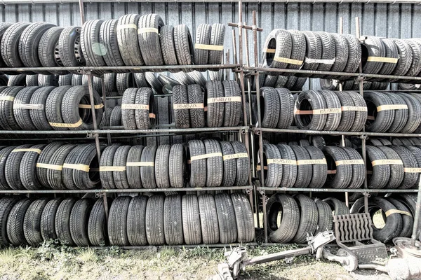 Neumáticos Coche Muy Viejos —  Fotos de Stock