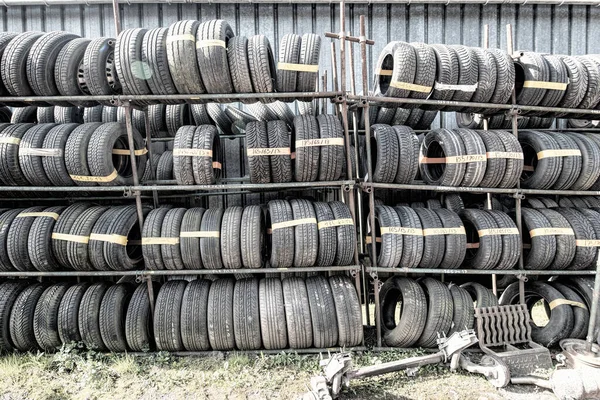 Zeer Oude Autobanden — Stockfoto