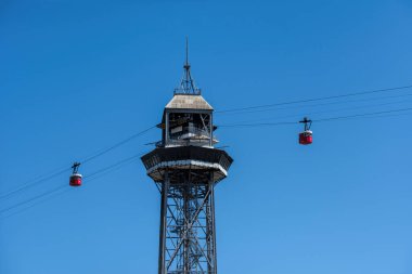 Mavi gökyüzünde Barselona Kablo Arabası