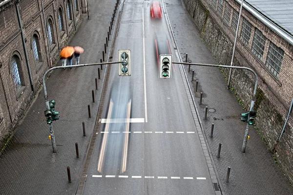 Rött Ljus Och Bil Suddig — Stockfoto