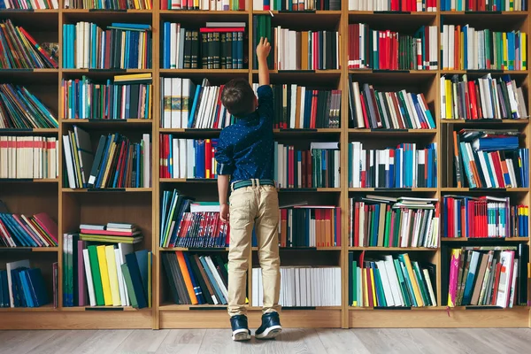 Junge in Buchhandlung — Stockfoto