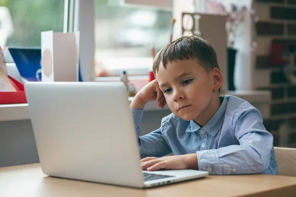 Niño centrado en el ordenador portátil — Foto de Stock