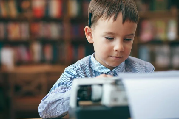 Niño con máquina de escribir — Foto de Stock