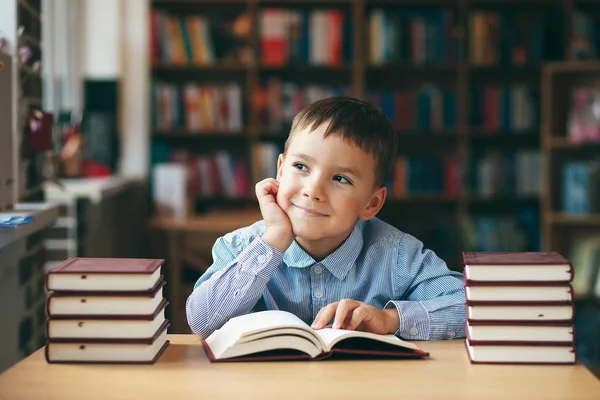 Jongen genieten van boeken — Stockfoto