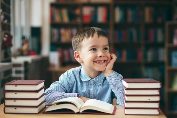 Lachende jongen met boeken — Stockfoto