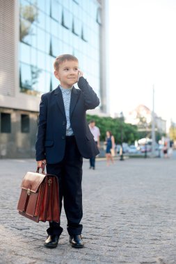 Evrak Çantası'nı ve telefon ile gelecekteki iş adamı