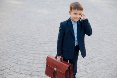 Evrak Çantası'nı ve telefon ile gelecekteki iş adamı