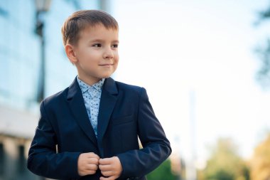 Çocuk klasik modern koyu mavi iş kostüm 