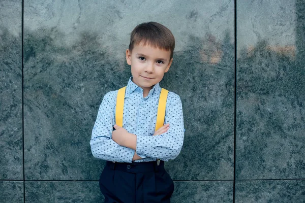 Anak Laki Laki Close Calon Pengusaha Mengenakan Suspender Kuning Celana — Stok Foto
