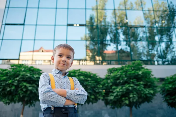 Anak laki-laki dengan lengan silang terhadap pusat bisnis — Stok Foto