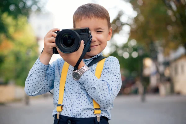 Chłopiec sprawia, że zdjęcia na film w stylu retro cyfrowy aparat fotograficzny — Zdjęcie stockowe