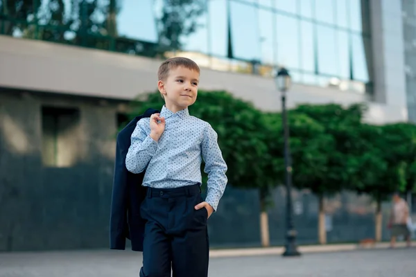 Anak sekolah berpose dalam pakaian formal, pakaian elegan — Stok Foto