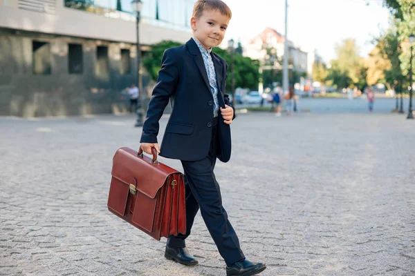Pengusaha masa depan dalam kostum formal dengan koper — Stok Foto