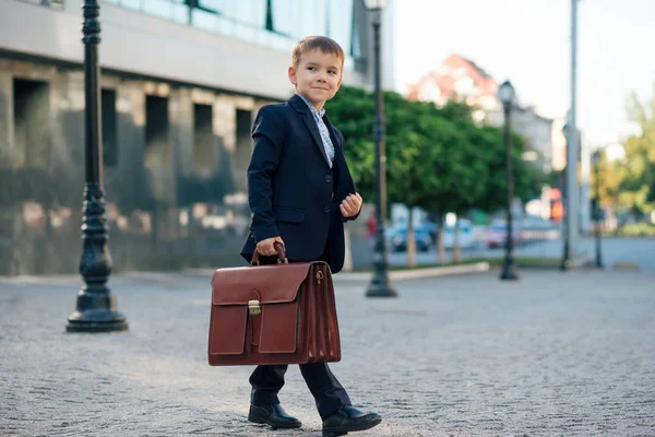 Pengusaha masa depan dalam kostum formal dengan koper — Stok Foto