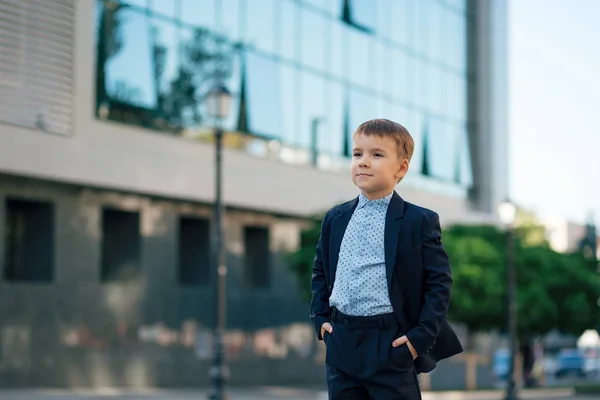 Мальчик в классическом современном темно-синем деловом костюме — стоковое фото
