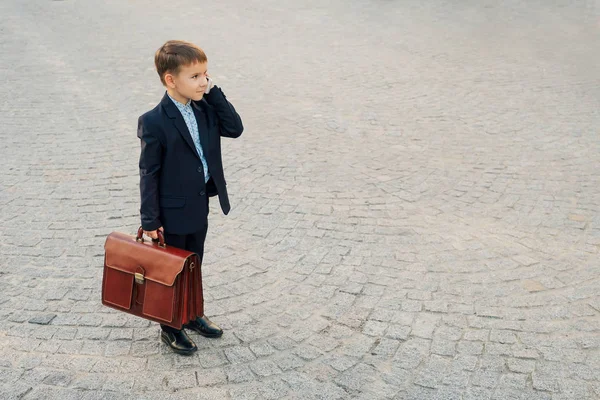 Pengusaha masa depan dalam kostum formal dengan tas kantor dan telepon — Stok Foto