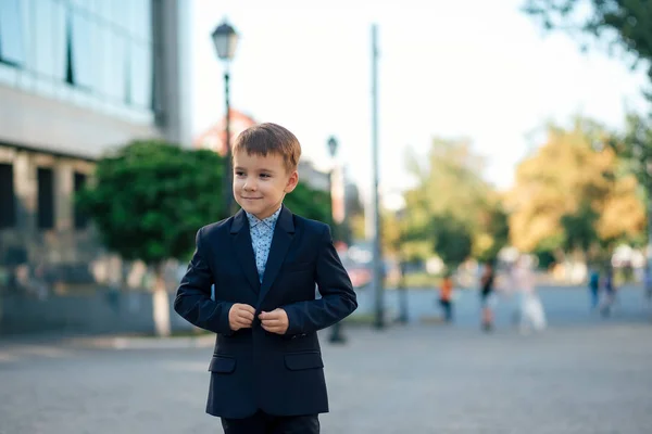 Boy dalam setelan bisnis modern klasik — Stok Foto