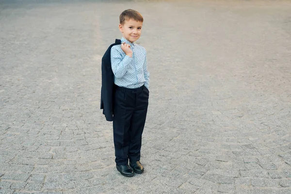 Portret school jongen poseren in elegante kleding — Stockfoto