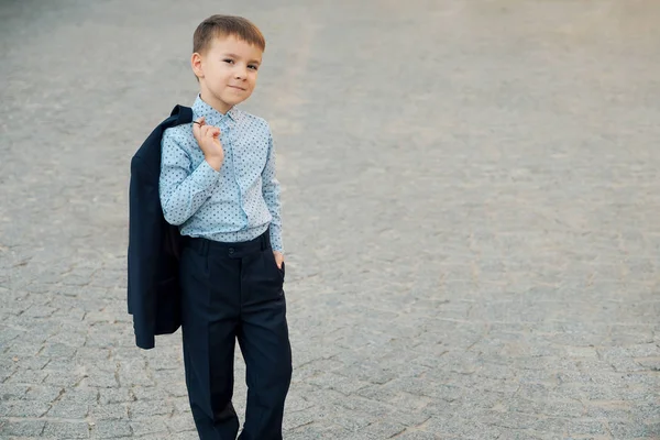 Chłopiec szkoły portret pozowanie w eleganckie ubrania — Zdjęcie stockowe